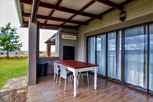 Kingfisher: Patio with built in braai and dining area