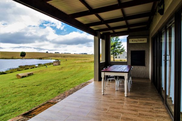 Kingfisher: Patio with built in braai and dining area