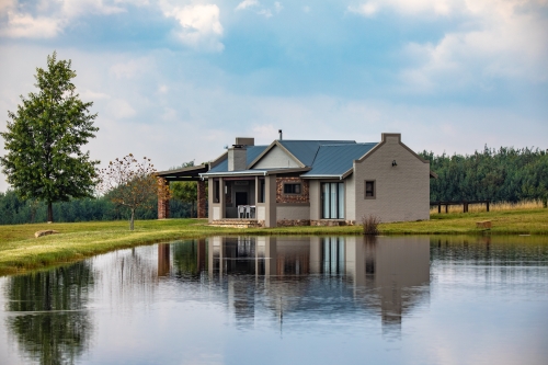 Kingfisher two‑bedroom, four‑sleeper self‑catering cottage at Blue Crane Farm in Dullstroom, overlooking the tranquil trout dam—perfect for fly‑fishing and peaceful retreats.